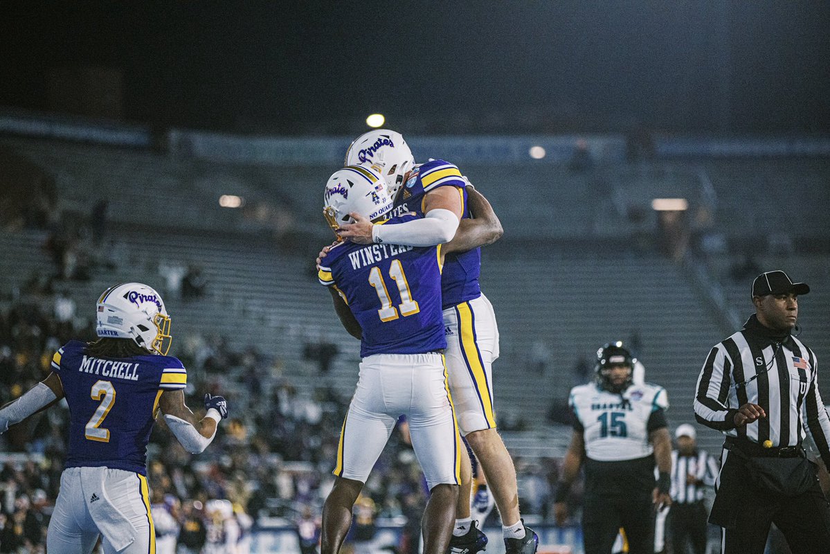 Zayti99y_'s tweet image. Happy retirement QB1 🥹🤞🏾 wouldn’t be where I’m at without you homie. Thank you for everything!!! 11&12 14&15