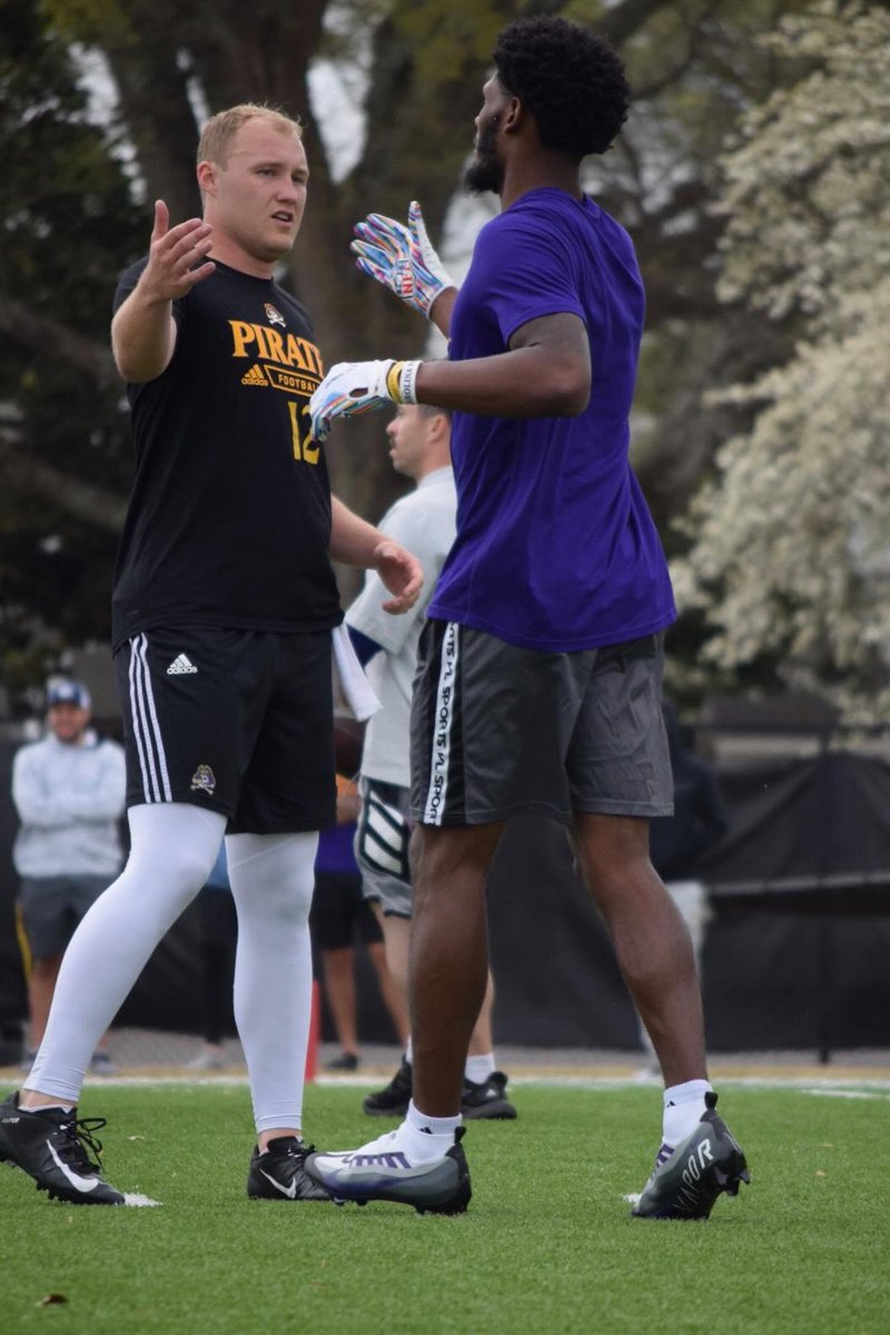 Zayti99y_'s tweet image. Happy retirement QB1 🥹🤞🏾 wouldn’t be where I’m at without you homie. Thank you for everything!!! 11&12 14&15