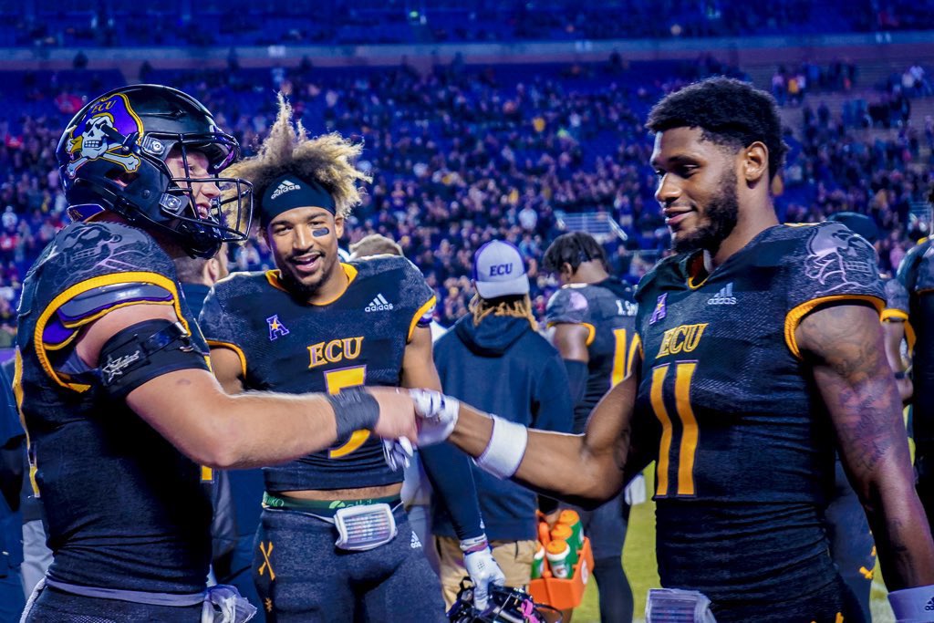 Zayti99y_'s tweet image. Happy retirement QB1 🥹🤞🏾 wouldn’t be where I’m at without you homie. Thank you for everything!!! 11&12 14&15