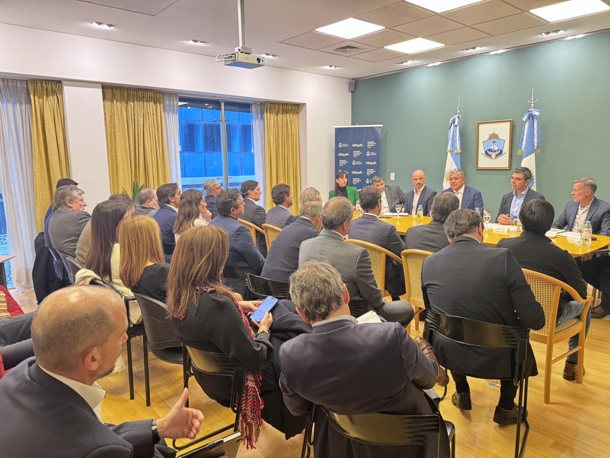 Impulsamos más inversiones para el futuro de Vaca Muerta

Vaca Muerta necesita más inversiones para acelerar su desarrollo. Solo así lograremos que le vaya mejor a la provincia, al país y a las propias compañías que apuestan por este recurso estratégico. Pero para lograrlo, es