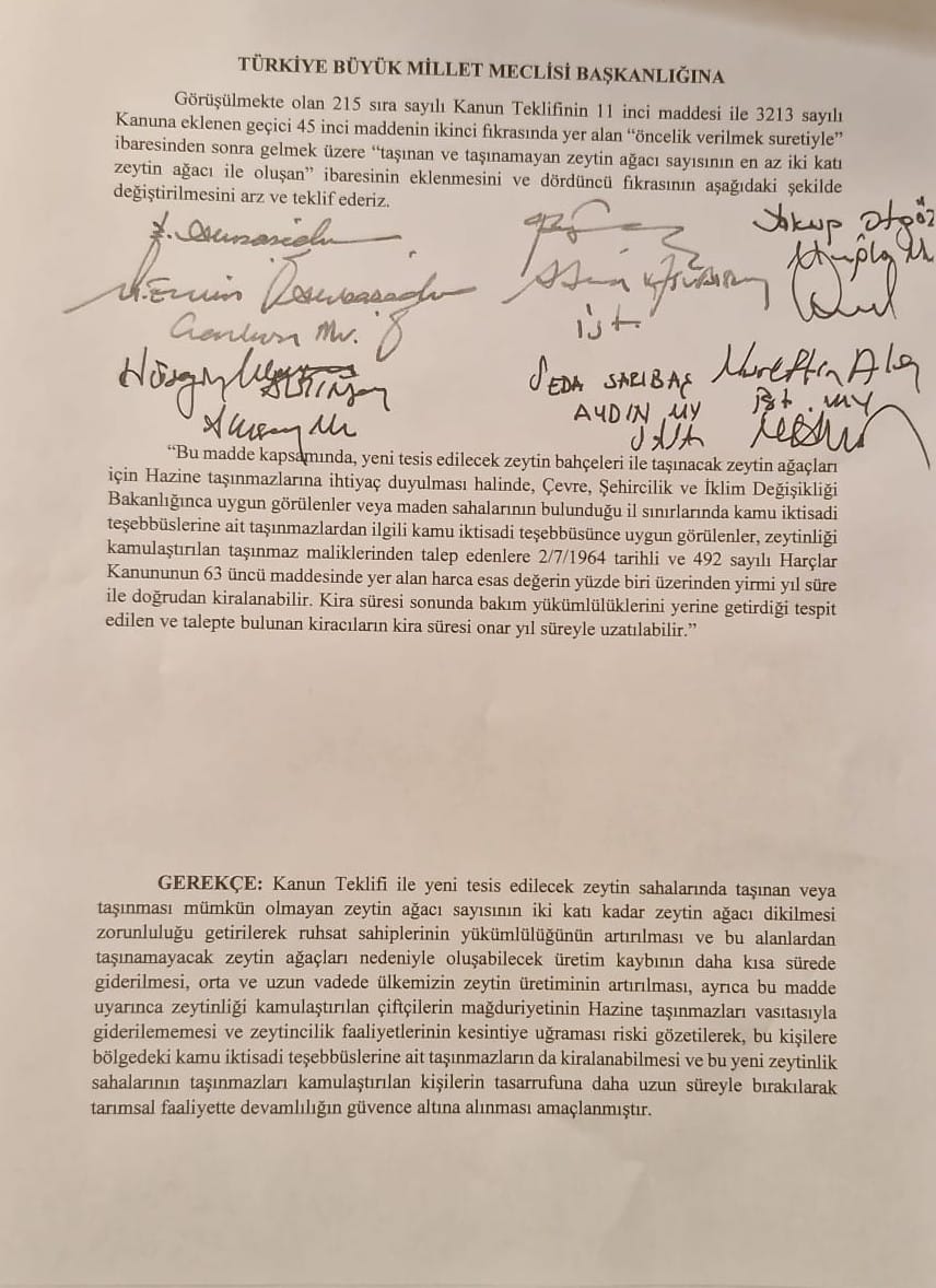 AKP, zeytin kıyımı yasasına gece yarısı bir değişiklik önergesi daha verdi! 

Neyin pazarlığını yapıyorsunuz?

Kaç paraya sattınız bu toprağı?

78 bin zeytin ağacını katledeceksiniz, sonra da köylüye “başka yerde 157 bin ağaç dikelim, sana da 20 yıllık kiralık arazi verelim iyi