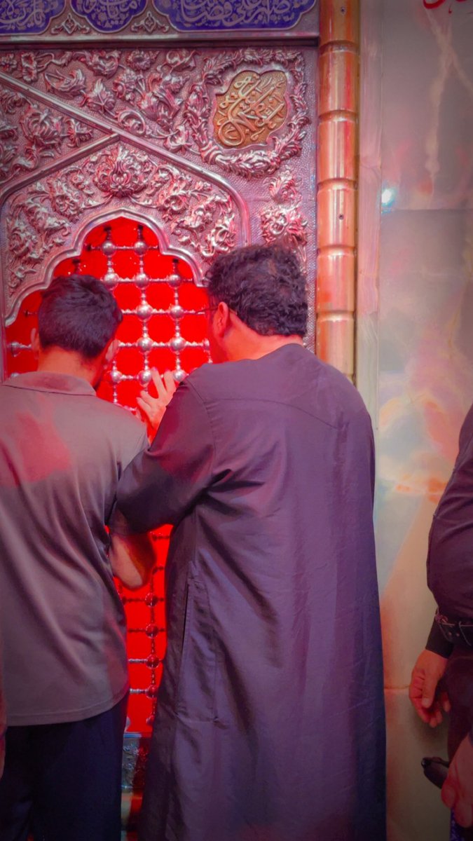 SaboohSyed's tweet image. روایات کے مطابق اس مقام پر سیدنا حسین ابن علی رضی اللہ عنہ کی شہادت ہوئی تھی۔ لوگ یہاں آتے ہیں ۔ آنسو بہاتے ہیں ۔ لبیک یا حسین کی صدائیں گونجتی ہیں۔
اس وقت بھی پورا حرم مرد وزن سے بھرا ہوا ہے ۔ہر ملک سے اور ہر قوم کے بچے بوڑھے اور جوان سبھی موجود ہیں ۔ ہر تن سیاہ لباس میں ملبوس…