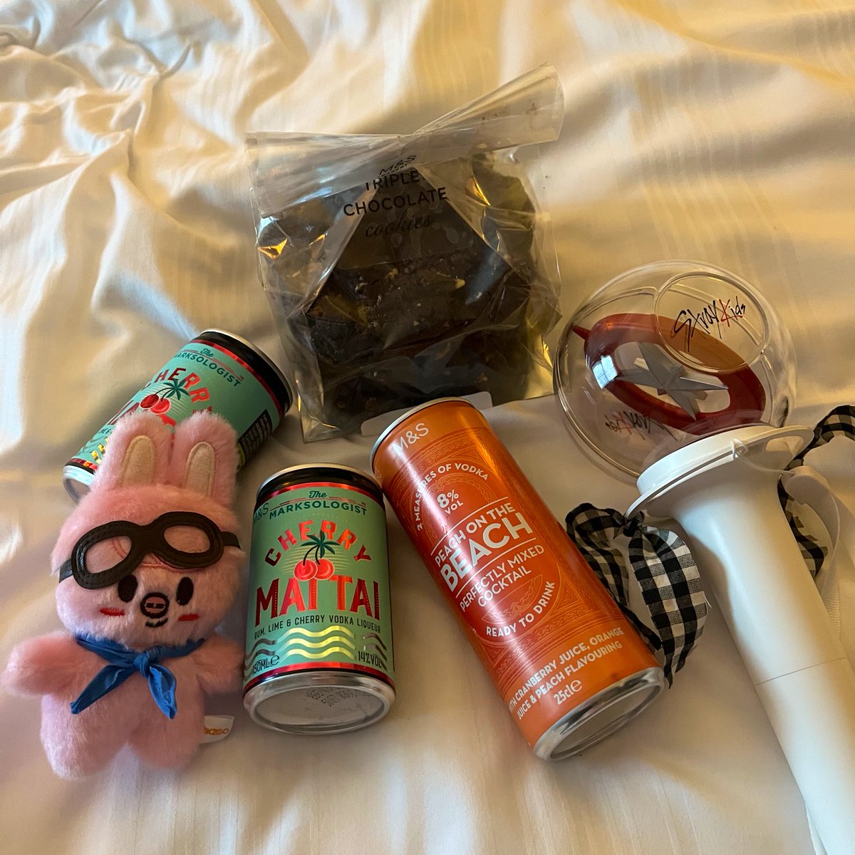 Boyfriend and I have got some nice goodies to celebrate the night before the skz concert🤭