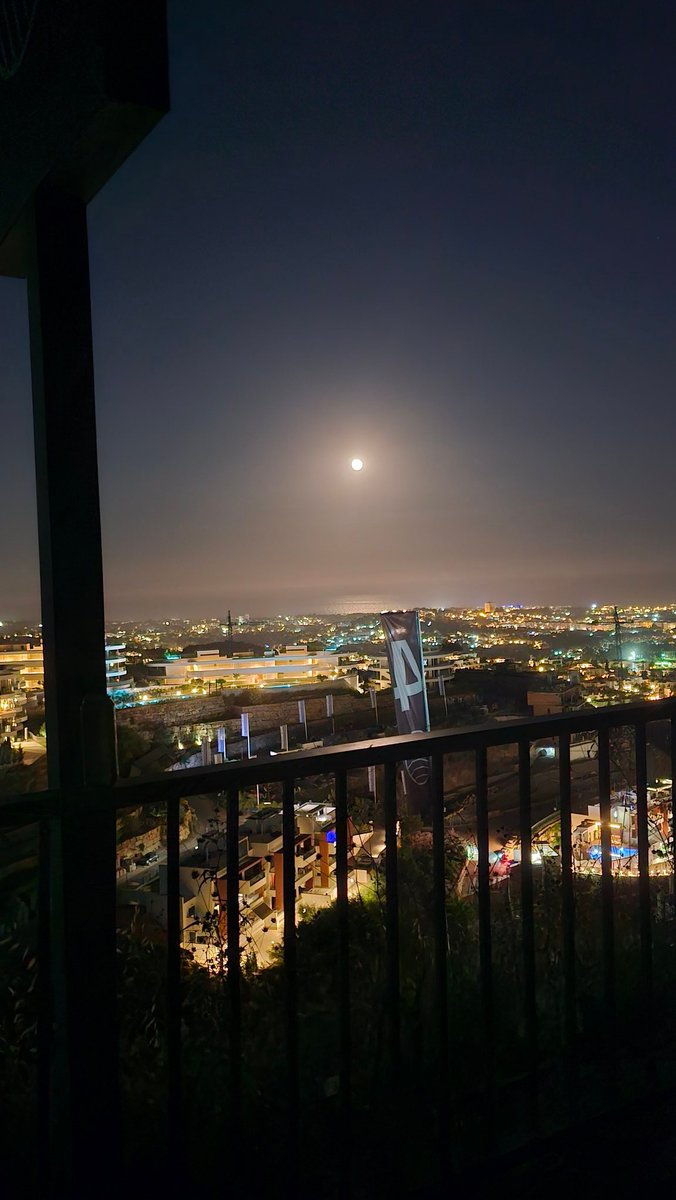 FUMOCUANDOBEBO's tweet image. This view would be x10 times better with a petite mediterranean girl next to me