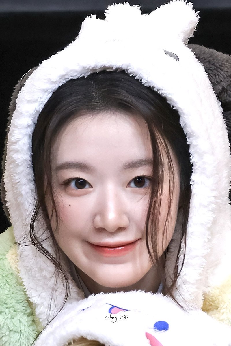 Ccheng_H8's tweet image. 250716
😚🤏🏻
#슈화 #SHUHUA #舒華
 #아이들 #idle