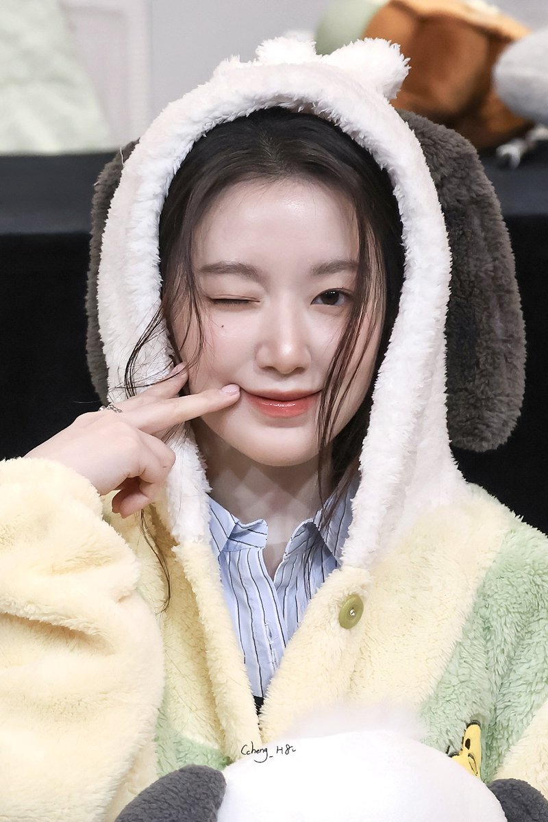 Ccheng_H8's tweet image. 250716
😚🤏🏻
#슈화 #SHUHUA #舒華
 #아이들 #idle