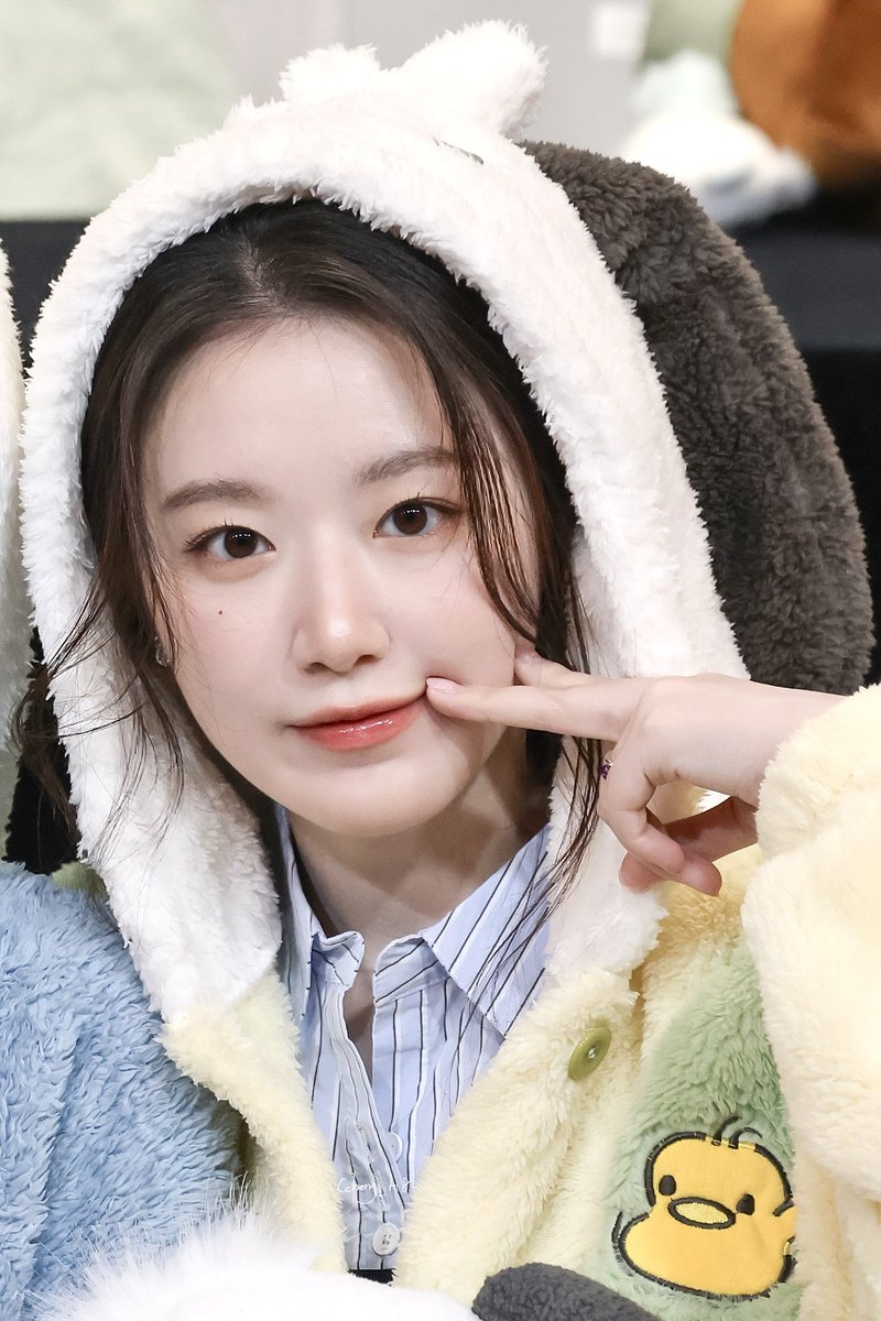 Ccheng_H8's tweet image. 250716
😚🤏🏻
#슈화 #SHUHUA #舒華
 #아이들 #idle