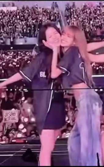 annapear__'s tweet photo. all genre photo jisoo with member blackpink is my favorite 🖤🩷
#Lisso #jensoo #Chaesoo https://t.co/kJWbOXP6Cb