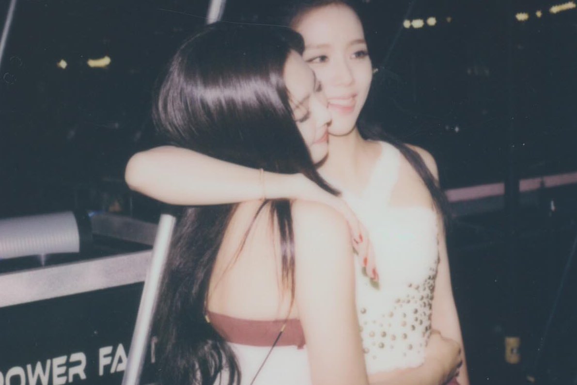 annapear__'s tweet photo. all genre photo jisoo with member blackpink is my favorite 🖤🩷
#Lisso #jensoo #Chaesoo https://t.co/kJWbOXP6Cb