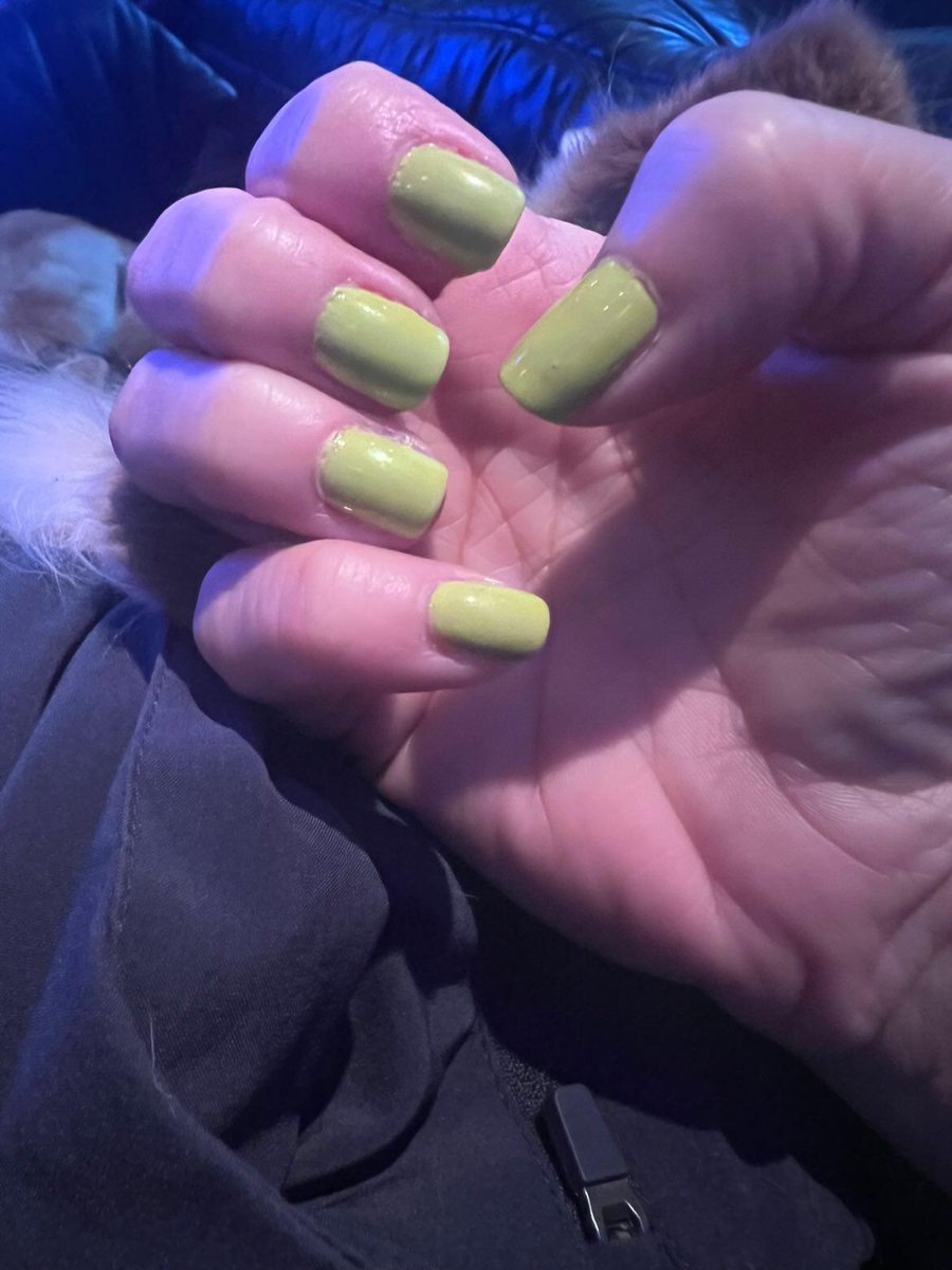 Carbon6smami's tweet image. Lu tus uñas son el color #chartreuse @LuceroMexico 👀