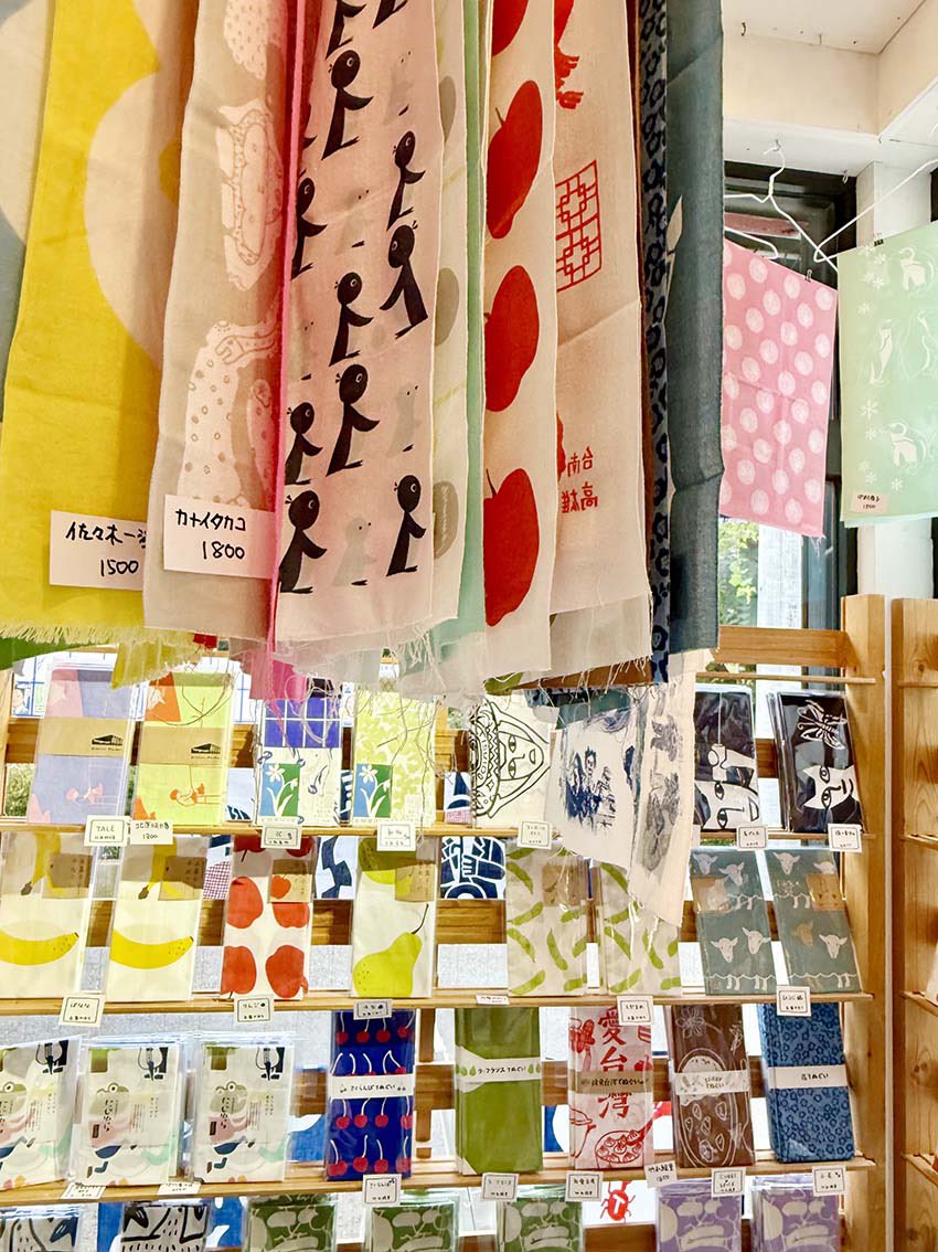 yagietsuko's tweet image. 25日から「おもちかえり展 前半」に参加します。
作品の即売会です。
主に小さめ作品、F0サイズ〜八切りサイズを出します。
画像作品は八切りサイズ。
DMデザインはタラジロウさん。イラストレーションは丸山誠司さんです。
ショップではかわいい手ぬぐい展も開催しています。ぜひ。
#opaギャラリー