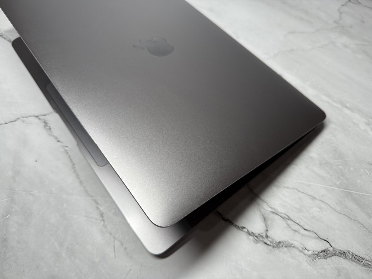 bhaguz_403's tweet image. Lanjuut dijual spek langka nih MBA M1 16GB RAM! 😍💻
Permisi gaes mau jual MBA M1 512/16. Warna Space Gray kelengkapan unit + charger. Kirim2 aman tenang aja dijamin aman. Bodi ada lecet dikit kasih case aja beres.
Harga 9,8 juta aja bungkuuus. Minat cuss DM ya. Bantu RT gaes…