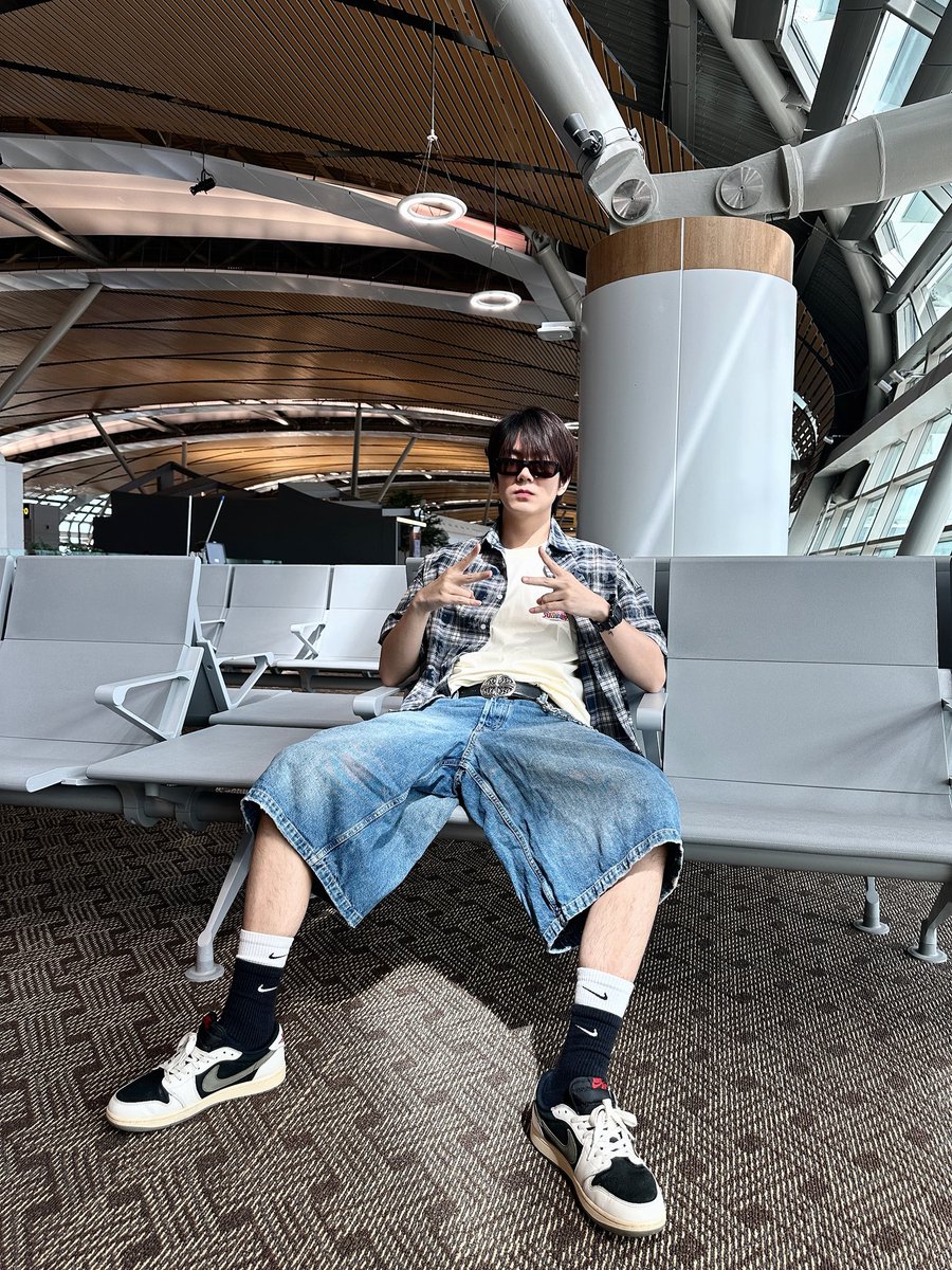 “⛅️เช้านี้กำลังมุ่งหน้าไปเซี่ยงไฮ้…อีกไม่นานก็จะได้เจอกันแล้วนะ คิดถึงมาก ๆ เตรียมหอบความสุข ความรัก และรอยยิ้มไปให้เธอแบบไม่มีกั๊กเลย 💕🌸✈️”  

“This morning🌤️ heading to Shanghai… We’ll see each other soon. Miss BYL so much. I’m preparing to bring you happiness, love, and