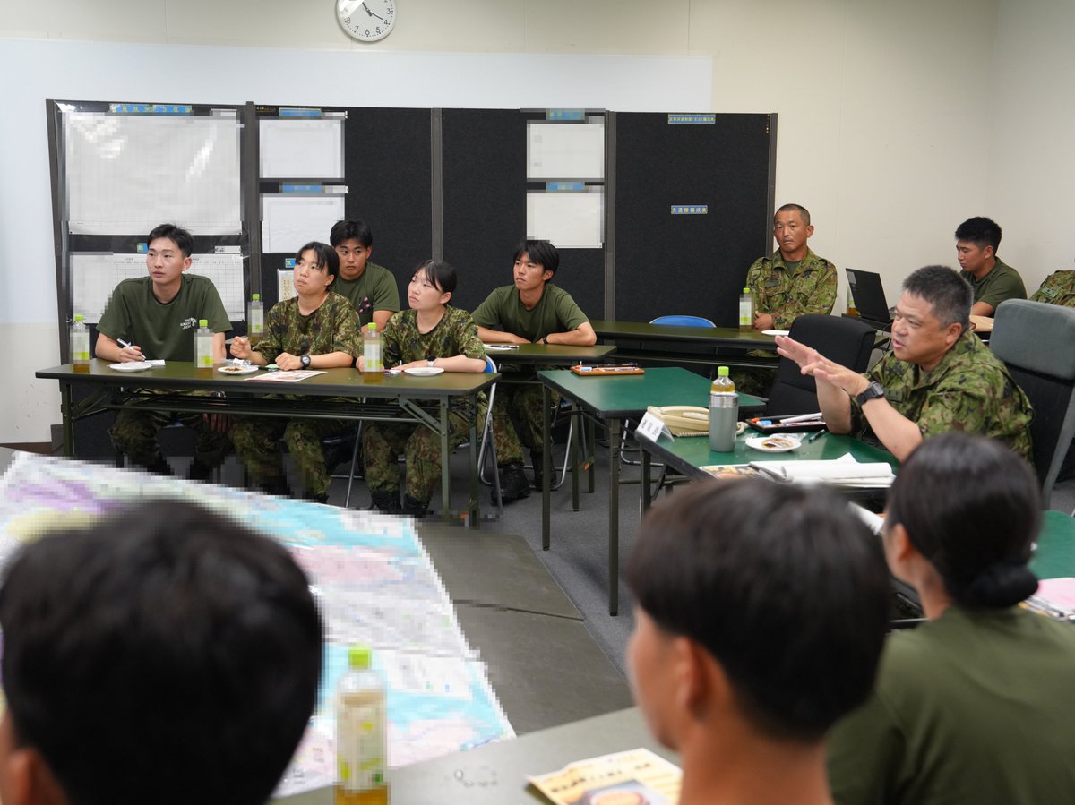 1i_nerima's tweet image. 【防大生部隊実習②】
連隊の部隊実習に参加している防衛大学校第3学年生は、連隊長による教育を受け、普通科部隊の理解を向上させました。また、1連隊の歴史を興味深そうに研修していました!
#練馬
#1連隊
#防衛大