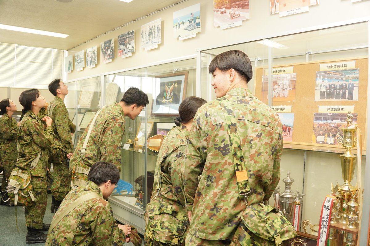 1i_nerima's tweet image. 【防大生部隊実習②】
連隊の部隊実習に参加している防衛大学校第3学年生は、連隊長による教育を受け、普通科部隊の理解を向上させました。また、1連隊の歴史を興味深そうに研修していました!
#練馬
#1連隊
#防衛大