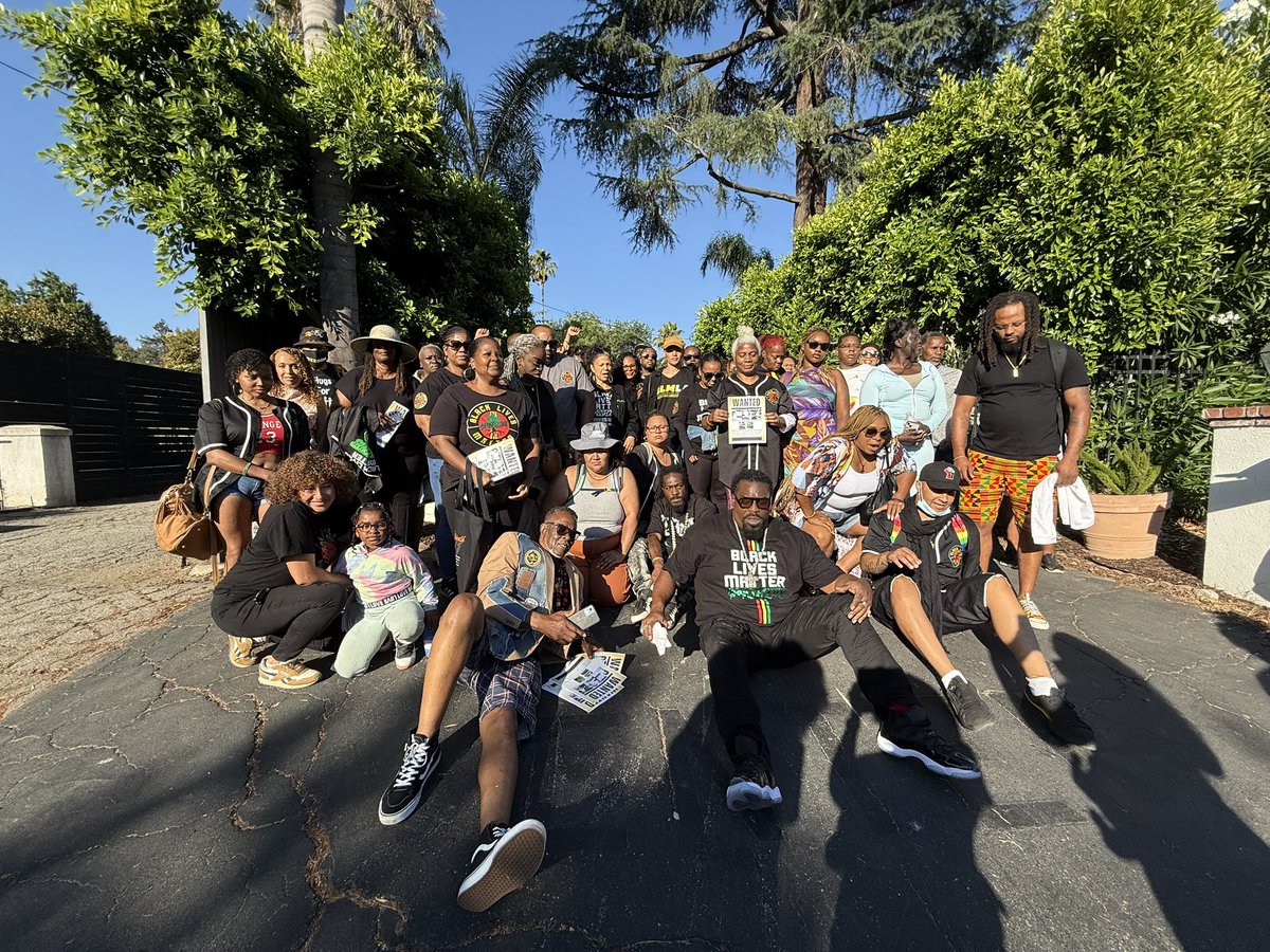 blmgrassroots's tweet image. When #BlackLivesMatter chapters rolled on the $6 million @Blklivesmatter big house this past Sunday, we were calling on the frauds to do what’s right. Instead of heeding the call, they targeted our beloved @DocMellyMel. Let US be clear…we we won’t stop until we get what’s ours.