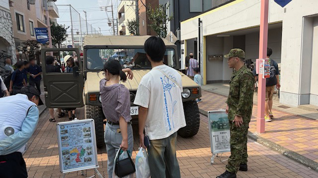 1i_nerima's tweet image. 連隊は、大田区の安方商店街で実施された「安方商店街夏祭り」に参加し、高機動車を展示しました。ご来場された方々に乗車体験をしていただき、自衛隊の装備品に対するご理解をいただきました。
#練馬
#1連隊
#高機動車