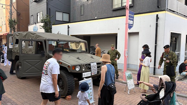 1i_nerima's tweet image. 連隊は、大田区の安方商店街で実施された「安方商店街夏祭り」に参加し、高機動車を展示しました。ご来場された方々に乗車体験をしていただき、自衛隊の装備品に対するご理解をいただきました。
#練馬
#1連隊
#高機動車