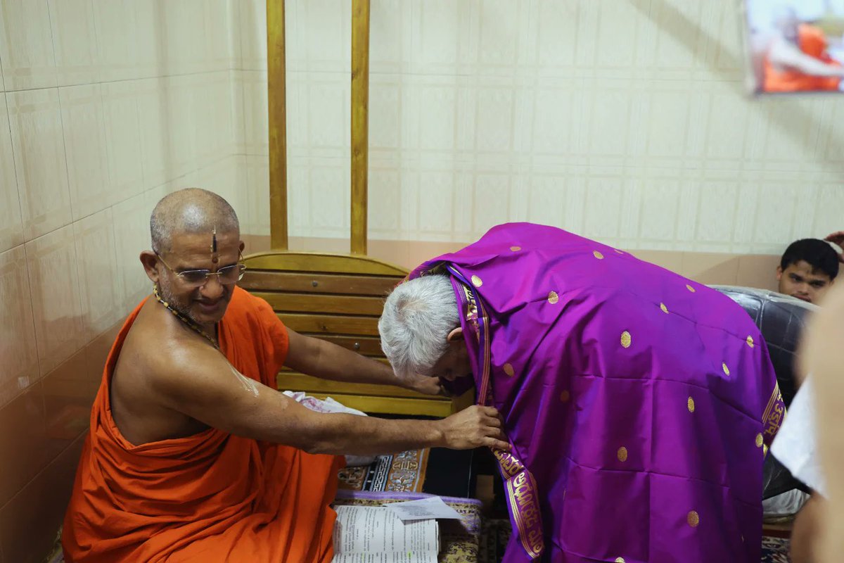 PPSMB's tweet image. Dr. Shri Gulab Kothari, Chief Editor of Rajasthan Patrika, visited Poornaprajna Vidyapeetha in Bengaluru, where he received the blessings of His Holiness. He also visited the Poornaprajna Samshodhana Mandiram and interacted with the scholars and staff of the institute.
