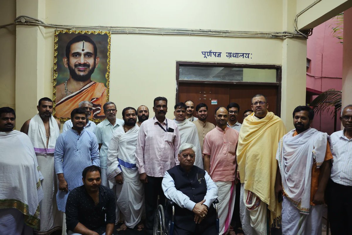 PPSMB's tweet image. Dr. Shri Gulab Kothari, Chief Editor of Rajasthan Patrika, visited Poornaprajna Vidyapeetha in Bengaluru, where he received the blessings of His Holiness. He also visited the Poornaprajna Samshodhana Mandiram and interacted with the scholars and staff of the institute.