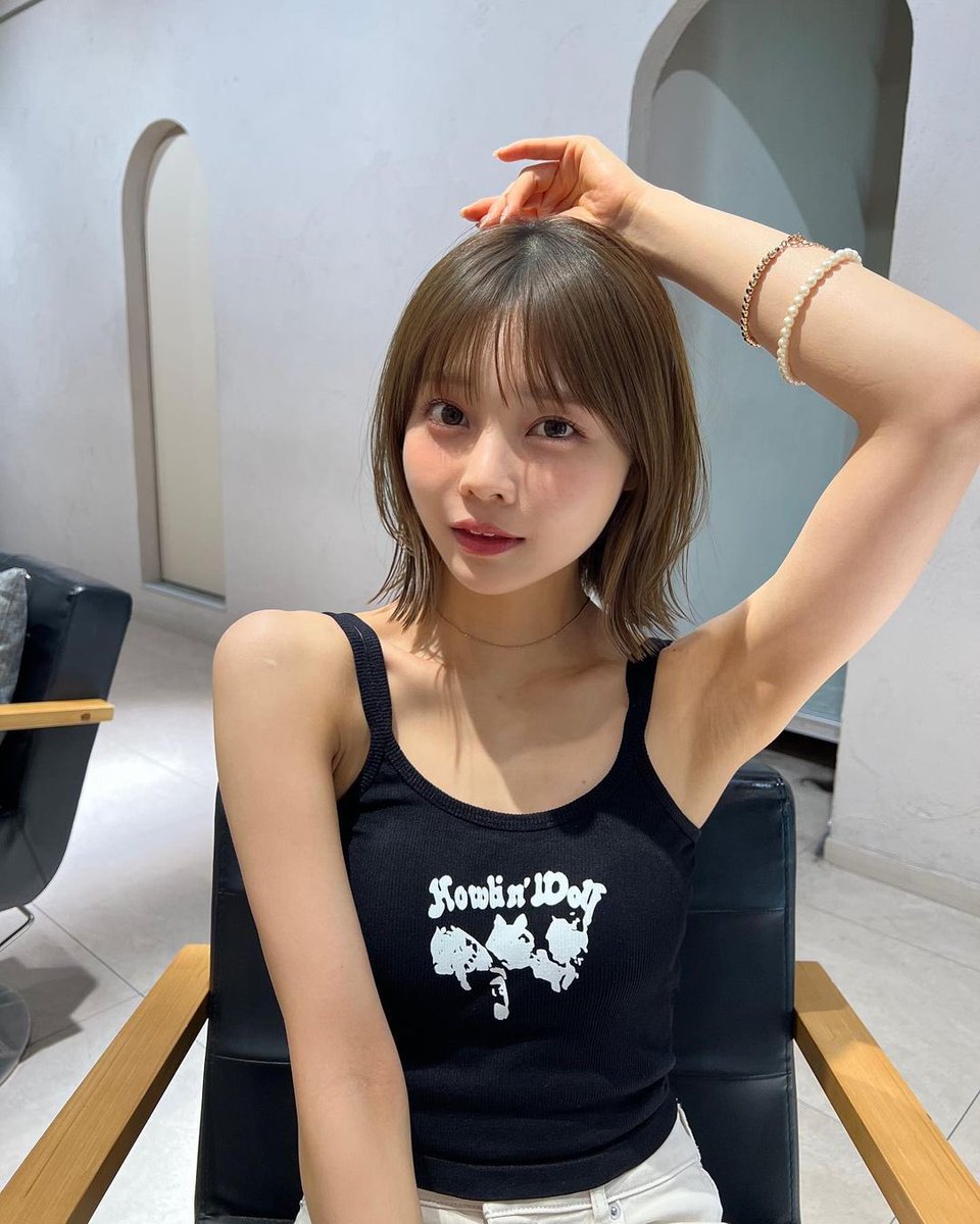 最近よく見かけるこのクソほど美人のオンニ。
元AAAの宇野ちゃんをファブリック勤務っぽくしたビジュなんだ㌔、二の腕の振袖が全く無い時点でもうそれは完全に努力側の人間だとわかる。

港区肌に直角肩、振り袖なし二の腕なのに豊胸（ゆたかむね）。おまけに平行二重の出目に鼻孔縁挙上み鼻の穴。最強