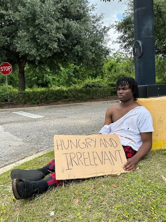 kaneljoseph's tweet photo. Yo @Twitch pls pay your bills on time now I'm currently homeless https://t.co/HLqfvRP3CX