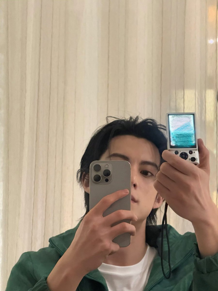 WangHediFolder's tweet image. 250718 #DylanWang staff weibo update with some Dylan selfies.
"Ahem ahem, found a handsome guy's phone 🫂 (that's a hug, not a mutual chokehold)"
#王鶴棣 #WangHedi #王鹤棣