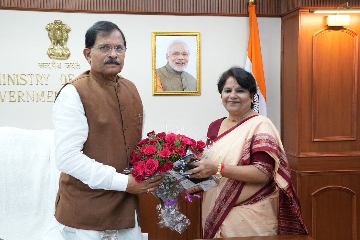 DG NPTI Dr. Tripta Thakur met Union MoS (Power and NRE),  Shri Shripad Naik to brief on NPTI’s initiatives &amp; the EMBA in Energy Transition with IIM Nagpur. The Minister appreciated the program’s focus on building leadership for a sustainable energy future.
#EnergyTransition #NPTI