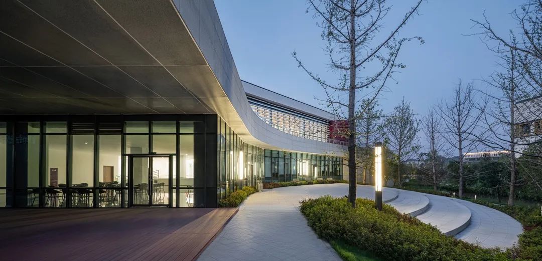 Kitsen1995's tweet image. 🇨🇳 Yibin Campus’ Student Hub: Where Concrete Meets Poetry
Nestled between two hills &amp;amp; a serene lake, this center defies its massive scale through clever design. Swipe for a time-lapse of light &amp;amp; shadow play on the water-facing facade.  #DesignWithNature #CampusDesign