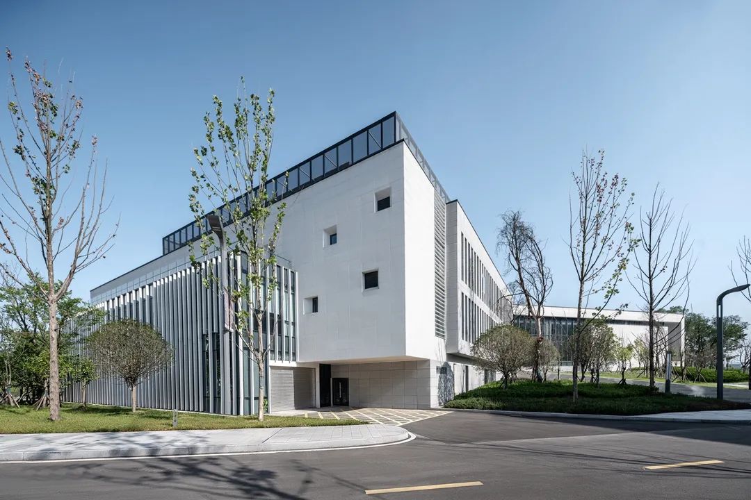 Kitsen1995's tweet image. 🇨🇳 Yibin Campus’ Student Hub: Where Concrete Meets Poetry
Nestled between two hills &amp;amp; a serene lake, this center defies its massive scale through clever design. Swipe for a time-lapse of light &amp;amp; shadow play on the water-facing facade.  #DesignWithNature #CampusDesign
