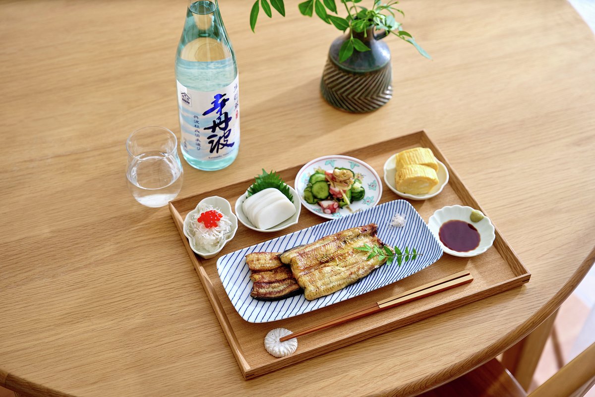 ozeki_jp's tweet image. 明日7月19日は、土用の丑の日✨️

鰻と一緒に日本酒はいかがですか？
日本酒はお魚の臭みを抑えてくれるので、とっても相性がいいんです🍶

さらに、鰻を温める際に少量の日本酒をかけてレンチンすると、ふっくら食感に仕上がりますよ◎

鰻×日本酒で暑い夏を乗り越えましょう☀️