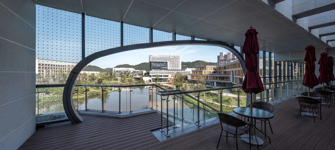 Kitsen1995's tweet image. 🇨🇳 Yibin Campus’ Student Hub: Where Concrete Meets Poetry
Nestled between two hills &amp;amp; a serene lake, this center defies its massive scale through clever design. Swipe for a time-lapse of light &amp;amp; shadow play on the water-facing facade.  #DesignWithNature #CampusDesign