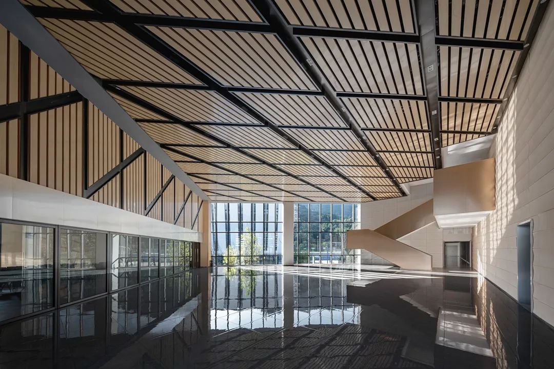 Kitsen1995's tweet image. 🇨🇳 Yibin Campus’ Student Hub: Where Concrete Meets Poetry
Nestled between two hills &amp;amp; a serene lake, this center defies its massive scale through clever design. Swipe for a time-lapse of light &amp;amp; shadow play on the water-facing facade.  #DesignWithNature #CampusDesign