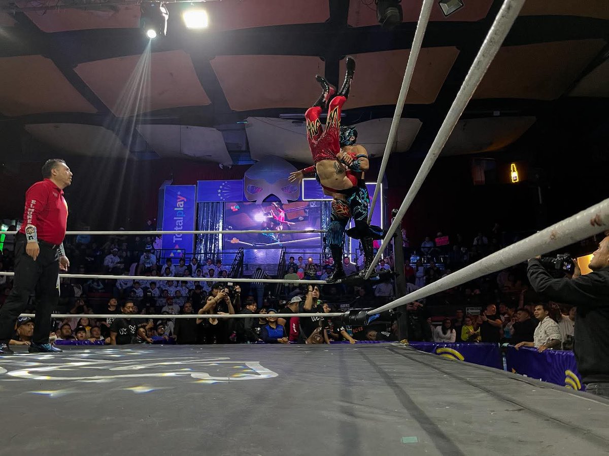 LaTijeraLucha's tweet photo. Arranca el evento tradicional de #IWRG en #ArenaNaucalpan con el #FestivalDeLasMascaras 2025, donde la primera lucha es para la tercia #TortugaMike, #SpiderFly y #BigOvettJr logran dar cuenta de
#MultifaceticoJr,#AguilaRoja y #ReyHalconJr en medio del grito de 🎶esto es lucha🎶.. https://t.co/Iwk2ImwVOr