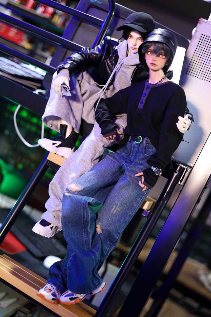 벌룬 오버 후디 Balloon over hoodie
스웨트 팬츠 Sweat pants
헨리넥 워머 티셔츠 Henry neck warmer t shirt 
스크래치 와이드 데님 Scratch wide denim pants

[size 70]