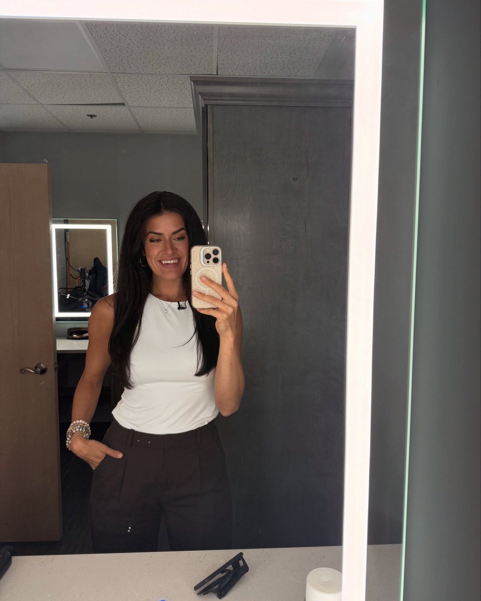 ryleerobinsontv's tweet image. Back in studio for the rest of the week!
Just curious ladies, when it comes to dressing business casual do you like dresses or dress pants? I go back & forth!! 😅