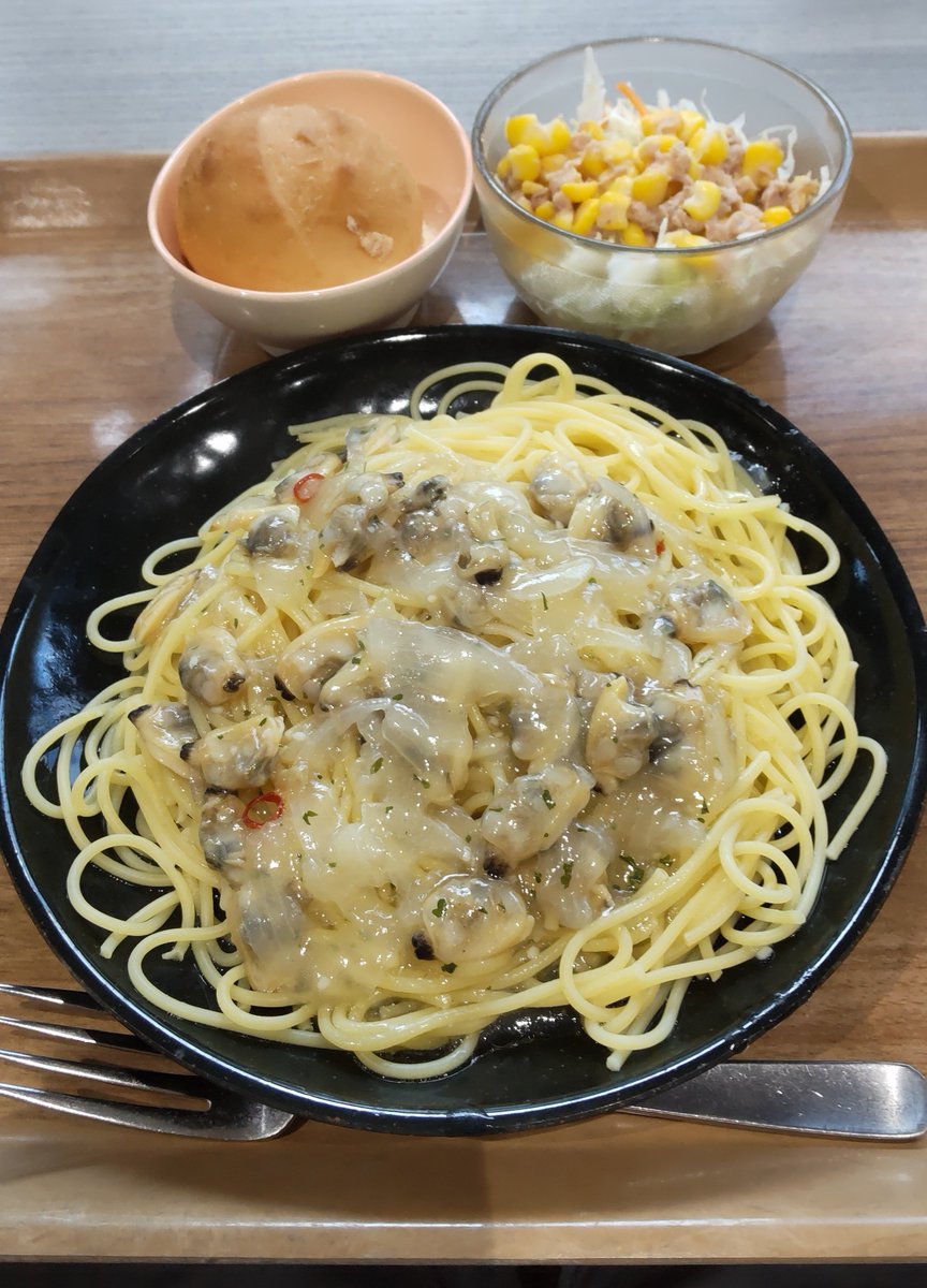 Surf09230428's tweet image. お疲れ様です🙇お昼は社員食堂です🍴
金曜日は大好きなスパゲッティーの日🍝
ボンゴレビアンコ🍝
小鉢はサラダ🥗今日も肉なしランチ🍖
美味しかったです😋ご馳走様でした🙇
午後も頑張りましょう💪
#社員食堂