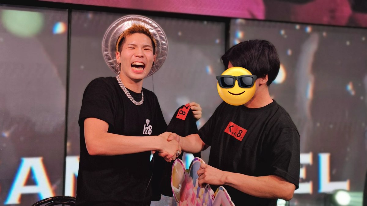 papapaparcy's tweet photo. ちょっと涙目なKZ8さんと
満面な笑みのKZ8さん
@kz8_blq_partyon

この日、数えきれないくらい
握手した🤝ワラ

#63angelかずや
#63angel #バーレスク東京
#KZ8 #誕生日 https://t.co/qMkWtqOa0U