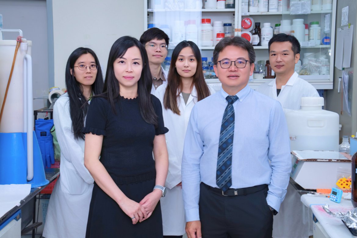 NYCU_official's tweet photo. 🧬 New study from #NYCU &amp; #TVGH reveals a surprising culprit behind #sarcopenia: the gut hormone GLP-1.

Used in diabetes &amp; weight-loss drugs, GLP-1 may impair muscle regeneration—even in fasting seniors.

🔗 Read more: https://t.co/JqBXLo1YwF

#MuscleHealth #Aging #Biomedical https://t.co/mpoiSGiW9G