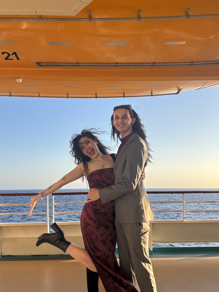 mostlykayla's tweet image. Lookin seaSICKENING