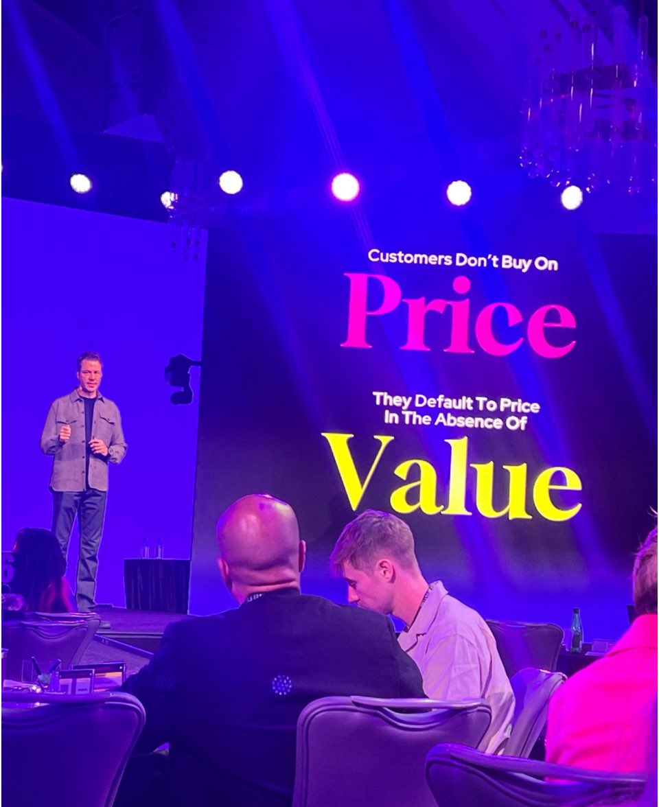 dhavid316's tweet photo. "Los clientes no compran por precio. Por defecto, fijan el precio en ausencia de valor" — Ryan Estis ¡No podría estar más de acuerdo! 💪🏼 https://t.co/Trdjdl7a7q