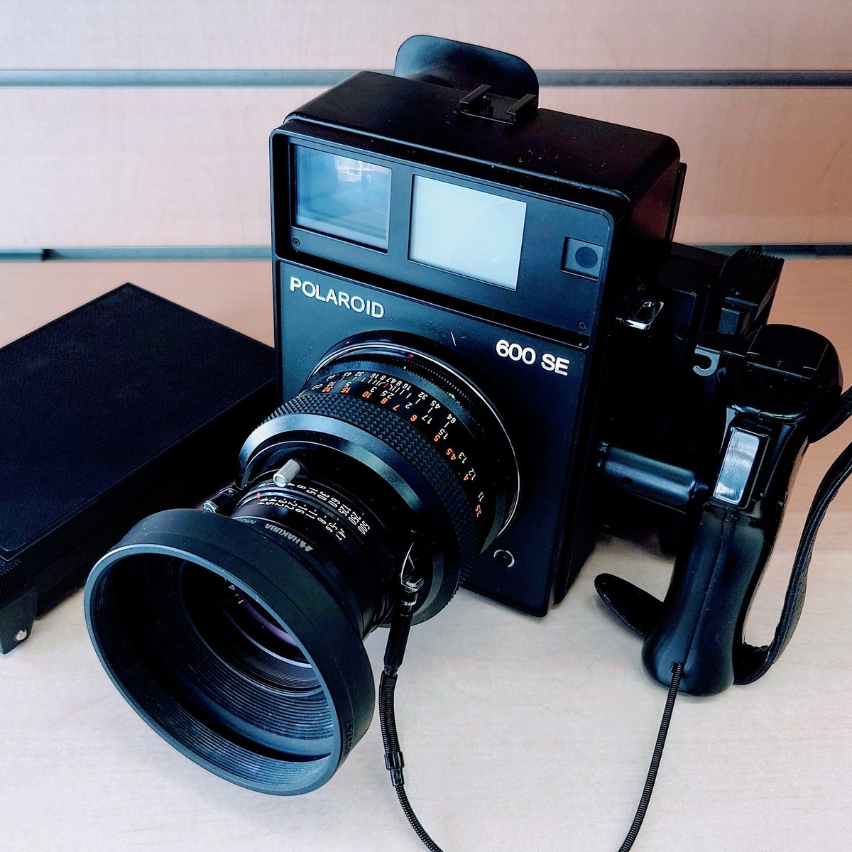 shashinyamidori's tweet image. ★格安！フィルム現像★ dpmidori.com/info/5885082
Polaroid 600SE Mamiya127mm f4.7
写真屋さん始めた頃に大きめサイズの証明写真はこれで撮っていた
マミヤプレスがベースで安定感は抜群
完全マニュアルの上にフィルムの管理もあるからやる事が沢山あるカメラ
#Polaroid600SE #フィルム現像