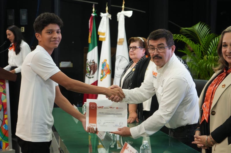 Notiviza's tweet image. La UAT celebró la graduación de la 31ª generación del CeINA, reforzando su compromiso con la enseñanza de idiomas desde la niñez. Este año crecerá su matrícula a 1,600 alumnos. Uno de los graduados celebró ¡desde Canadá! 🇨🇦

#UAT #CeINA #Idiomas #EducaciónGlobal