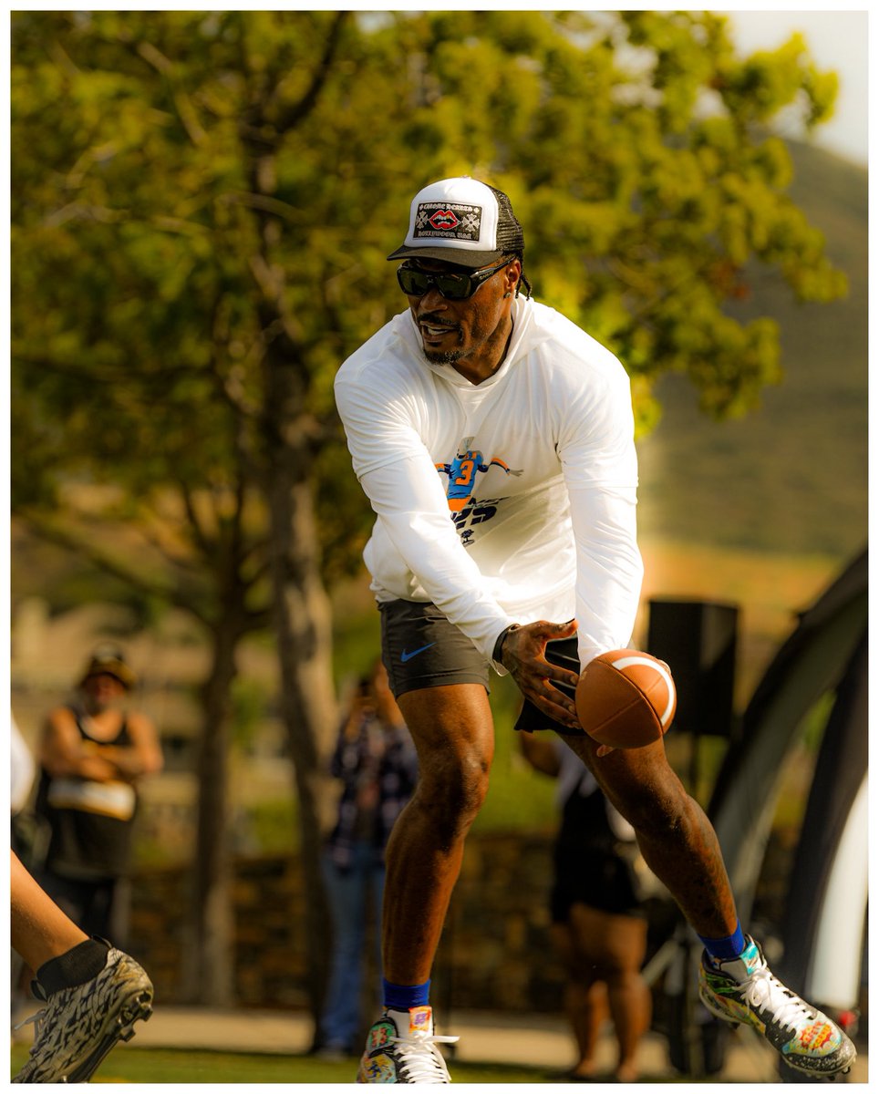 Cos🏆 (@getlikecos) on Twitter photo Definitely one of my favorite opportunities up to date, having the opportunity to shoot one of my favorite players growing up. Surreal. #DerwinJamesJr #Chargers #NFL #DerwinJamesYouthCamp Definitely one of my favorite opportunities up to date, having the opportunity to shoot one of my favorite players growing up. Surreal. #DerwinJamesJr #Chargers #NFL #DerwinJamesYouthCamp