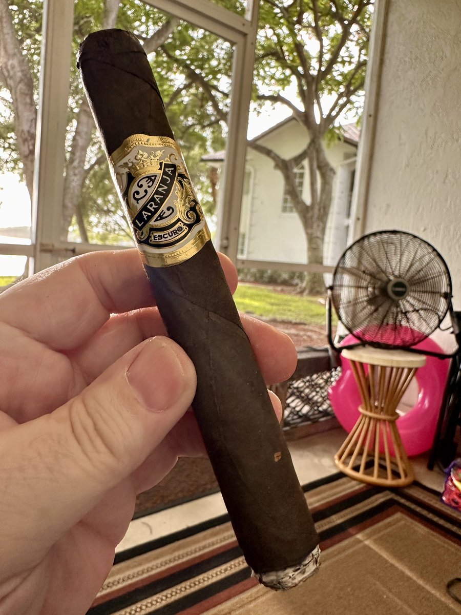 Stogie Chas is smoking Laranja Reserva Escuro. Rated with thumbs up! dojoverse.com/news-feed/p/69…