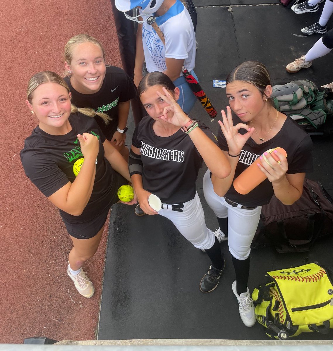 firecrackersmm's tweet image. B🧨G thanks to Coach @AlyHarrell Coach @mzerkleee and the crew at @HerdSB for having our 2028s @MelanieMulterer and @AubreyMulterer in Huntington Tuesday. It was great seeing them on the turf and out there working w FCMM🧨 freshman @14rylanmiller 🧨🥎❤️
@Firecrackersinc