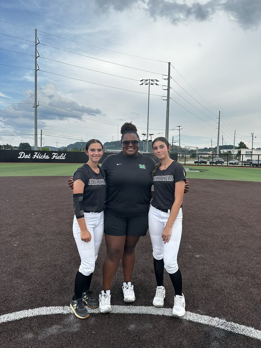 firecrackersmm's tweet image. B🧨G thanks to Coach @AlyHarrell Coach @mzerkleee and the crew at @HerdSB for having our 2028s @MelanieMulterer and @AubreyMulterer in Huntington Tuesday. It was great seeing them on the turf and out there working w FCMM🧨 freshman @14rylanmiller 🧨🥎❤️
@Firecrackersinc