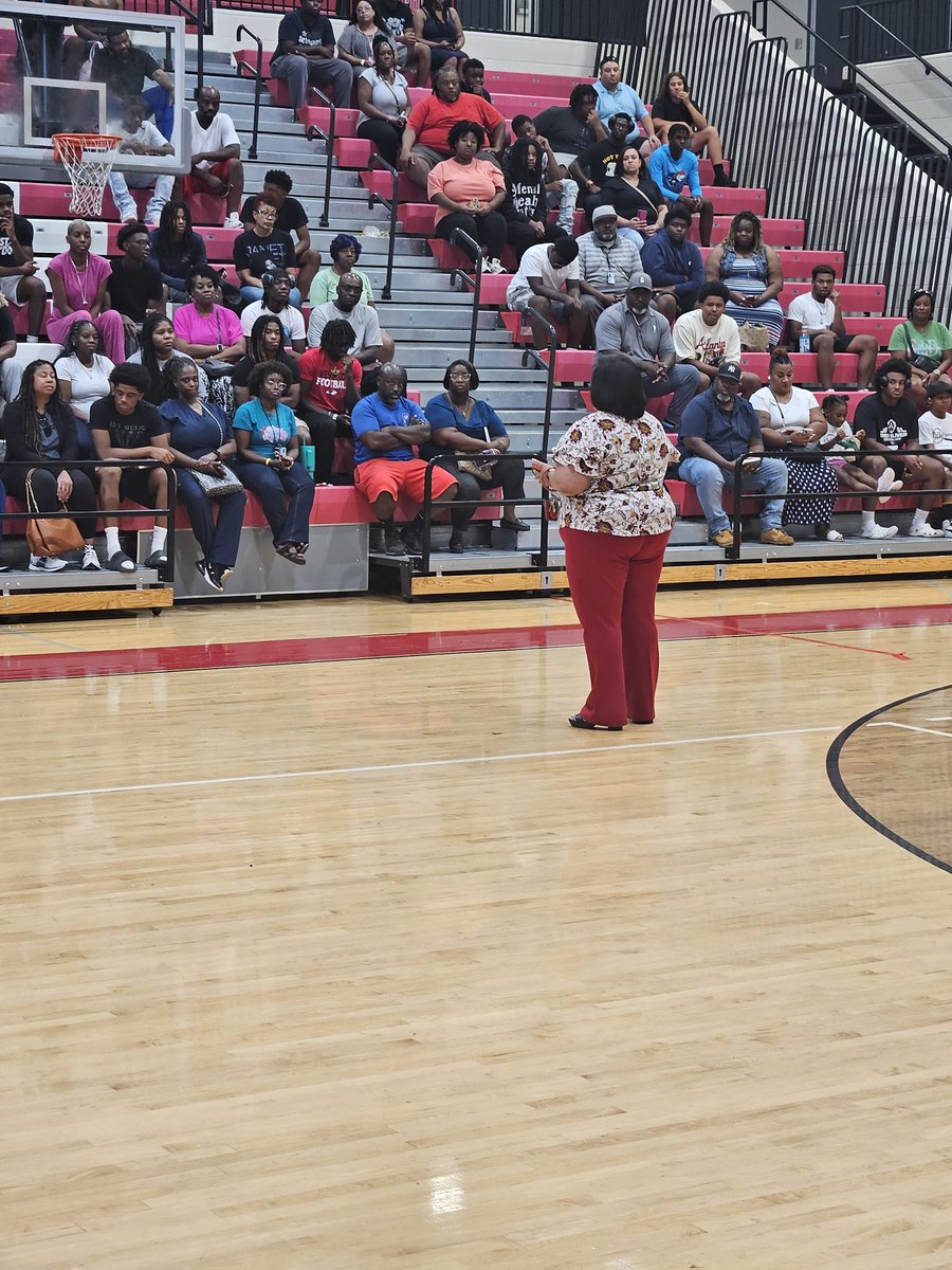 mrskjeter's tweet image. Currently underway... @WestwoodFB Parent University! High expectations and clear procedures & polices will pay dividends.
"Are you READY for some football?" 🏈🏈. We are excited to support our student athletes! #Excellence #Elite #Empowered #Hunt @RichlandTwo @Coach_Burris