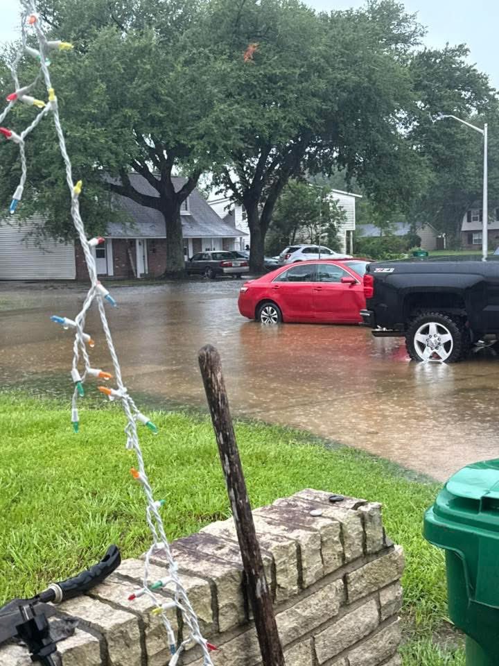 ZackFradellaWx's tweet photo. ⚠️ ⚠️ CONSIDERABLE Flash Flood Warning ⚠️ ⚠️ for St. John/St. Charles. Water getting closer to homes in River Parishes. This from Laplace. 📸 Grace Nicholas #lawx https://t.co/30Eclvzje4