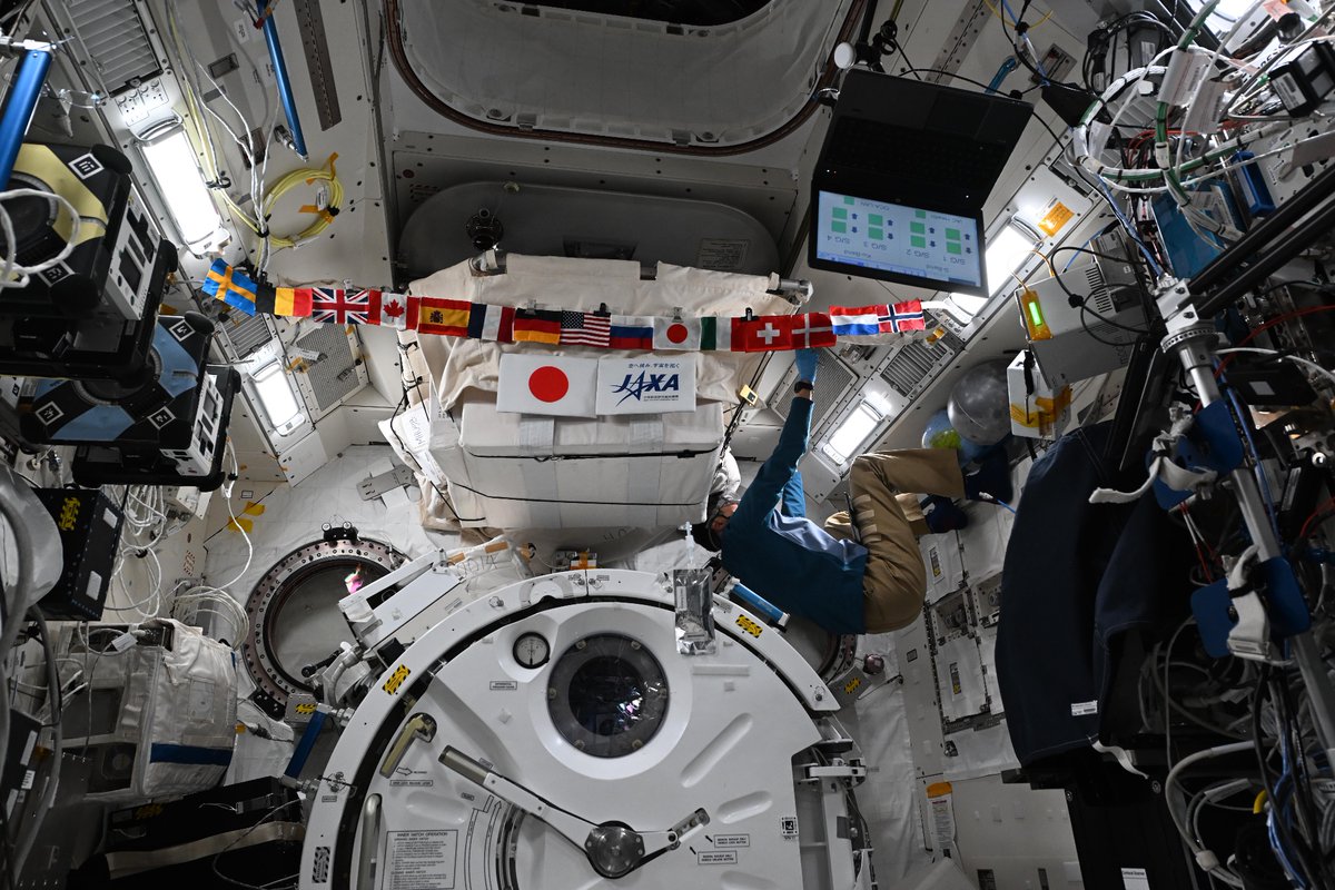 Astro_Onishi's tweet image. 皆さんはちゃんとお家の空調フィルター、定期的にお手入れしていますか?
きぼうのフィルターは毎週末私たちが掃除していますが、取りきれない汚れが蓄積して目詰まりを起こしているのか、最近風量が低下しているフィルターがあったので、今日は取り外してディープクリーニングを実施しました。